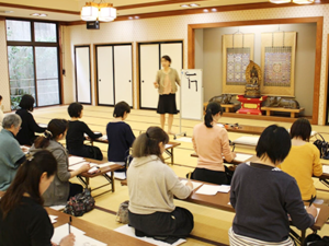 お寺での書道教室